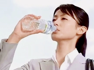本仮屋ユイカのCMサントリー天然水